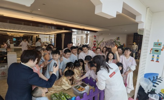 18.酒店公司聯(lián)合農業(yè)總公共同舉辦“制作干花團扇”活動現場_副本.jpg