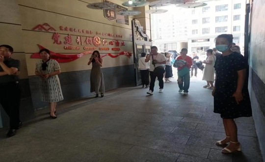 15.市婦聯(lián)馮主席、機關(guān)黨工委盧書記及各機關(guān)單位領(lǐng)導蒞臨物業(yè)總公司金鼎陽光紅心物業(yè)小區(qū)_副本.jpg