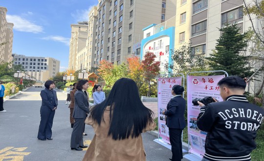 18.延邊州婦聯(lián)、敦化市婦聯(lián)、勝利街道及文苑社區(qū)領(lǐng)導(dǎo)一行蒞臨物業(yè)總公司參觀學(xué)習(xí)_副本.jpg
