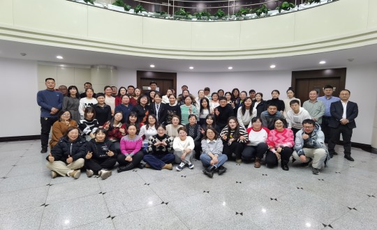 24.藥業(yè)公司2023年度總結表彰暨“平行起飛”主題年會合影留念_副本.jpg
