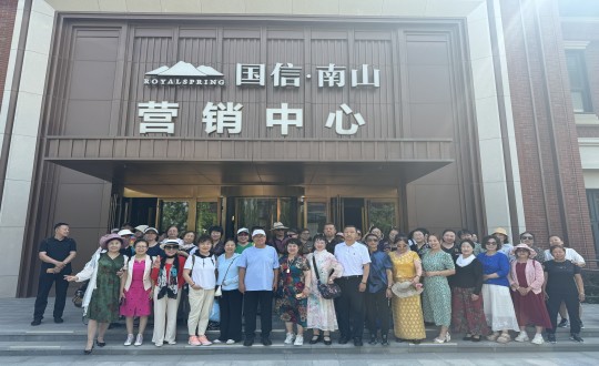 3.經(jīng)開區(qū)運動總會走進(jìn)尊龍凱時人生就是贏·南山溫泉城合影留念_副本.jpg